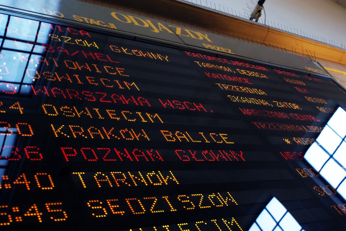 Obfite opady śniegu niemal zablokowały ruch na kolei. Najtrudniejsza sytuacja jest w Lublinie, Warszawie i Poznaniu, a także w Bydgoszczy i Toruniu. Kolejarze borykają się także z pękającymi od mrozu szynami i psującym się taborem.