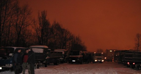 Parking przed kopalnią zimą jest dla nich jak drugi dom. Spędzają tu cały dzień i całą noc. Dostawcy węgla czekają w kolejce po kilka dni. Przed kopalnią Wujek w Katowicach rano czekało na załadunek około 70 kierowców.