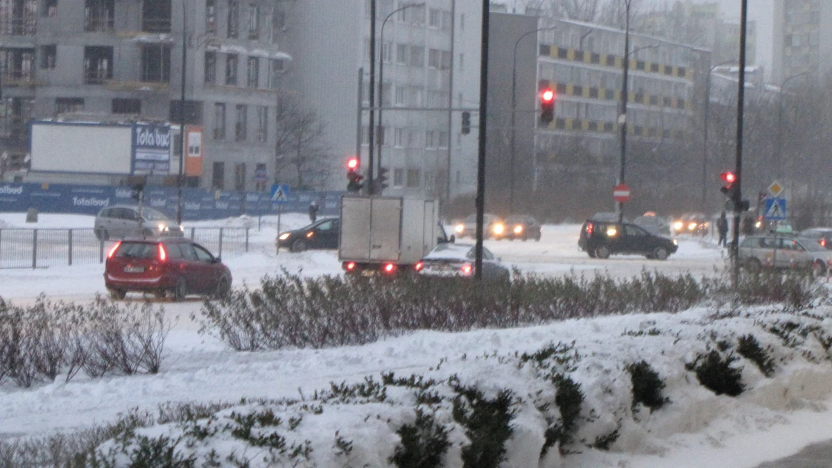 W Warszawie od samego rana doszło do 30 kolizji i 4 wypadków drogowych. Warunki są bardzo trudne. Ulice są zasypane, śliskie. Kierowcy jeżdżą bardzo wolno. Policja apeluje, by w miarę możliwości korzystać z komunikacji miejskiej. Choć i ta - jak się okazuje - ma gigantyczne problemy.