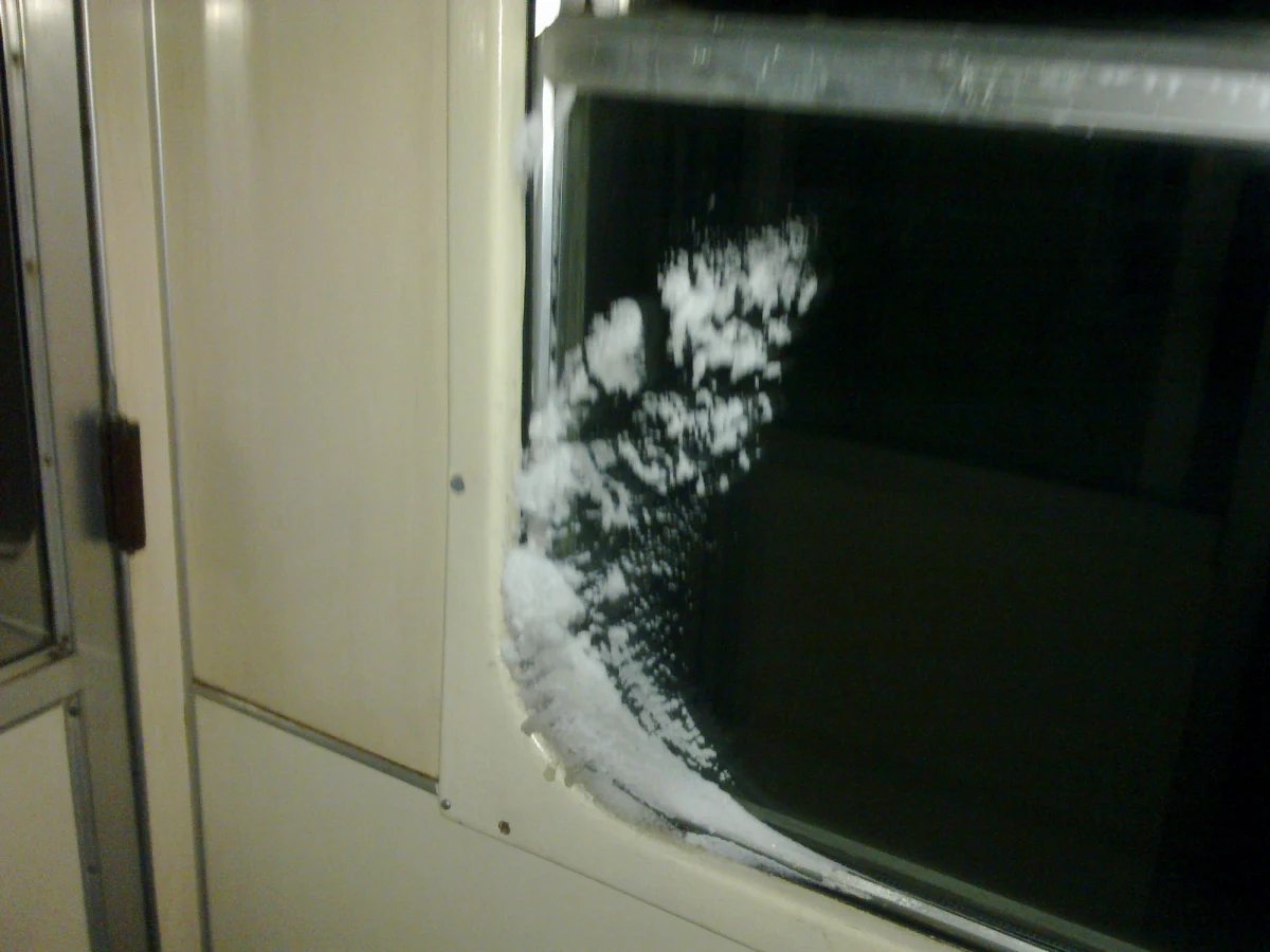 Mróz i śnieżyce unieruchomiły w czwartek wiele pociągów w całej Polsce. Niektóre składy były opóźnione nawet kilka godzin. Jak się okazuje te, które wyjechały na trasy nie zawsze były przygotowane do podróży. Zdjęcia otrzymaliśmy na Gorącą Linię RMF FM od Przemka.