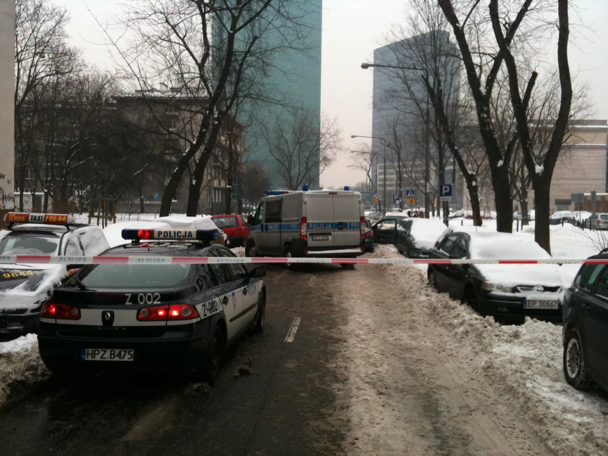 Pieniądze, które zrabowano w piątek w Warszawie z konwoju, nie były najprawdopodobniej ubezpieczone - dowiedział się reporter RMF FM Paweł Świąder. Łupem złodziei padło 800 tys. złotych. Policjantom udało się ustalić, że tylko jeden z rabusiów był w samochodzie dostawczym, który spowodował stłuczkę. Pozostali dwaj dłuższą chwilę czekali na wąskiej osiedlowej uliczce.