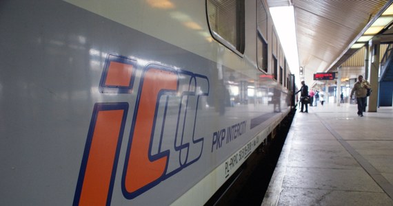 Pasażerowie mogą mieć problemy z kupieniem miejscówek w pociągach TLK kursujących według nowego rozkładu jazdy - poinformowała rzeczniczka PKP Intercity Małgorzata Sitkowska. Zapewniła, że do czwartku problem powinien zostać rozwiązany.
