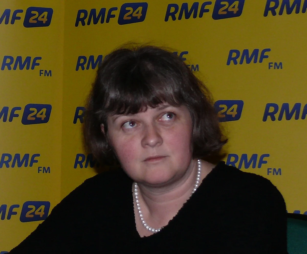 - Przeraża mnie pomysł, że wrak tupolewa mógłaby być przez kogoś oglądany jak eksponat, że ktoś robiłby sobie obok zdjęcie. Pomysł że to będzie eksponat muzealny wydaje się mojemu sercu straszny  - tak w Kontrwywiadzie RMF FM Izabella Sariusz-Skąpska mówi o inicjatywie ministrów Klicha i Zdrojewskiego. Gość RMF FM ujawnia, że doszło do spotkania Miedwiediewa z rodzinami ofiar.