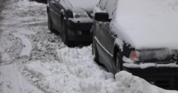 Strefa parkowania w Poznaniu znowu jest płatna. Problem jednak w tym, że w wielu miejscach nadal leży śnieg. Zarząd Dróg Miejskich w rozmowie z reporterem RMF FM obiecuje, że dzisiaj zaspy zostaną usunięte.