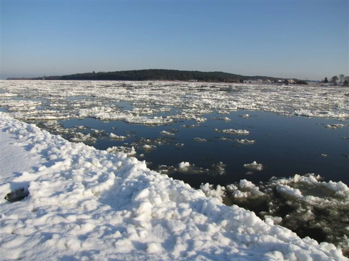 Najgorsza sytuacja jest na Mazowszu i w województwie lubuskim. Na mapach hydrologicznych na czerwono zaznaczone są rzeki w środkowej części kraju - Wisła w okolicach Płocka, Noteć między Nowym Drezdenkiem a Gorzowem Wielkopolskim, Warta przez Gorzowem i Odra między Słubicami a Szczecinem.
