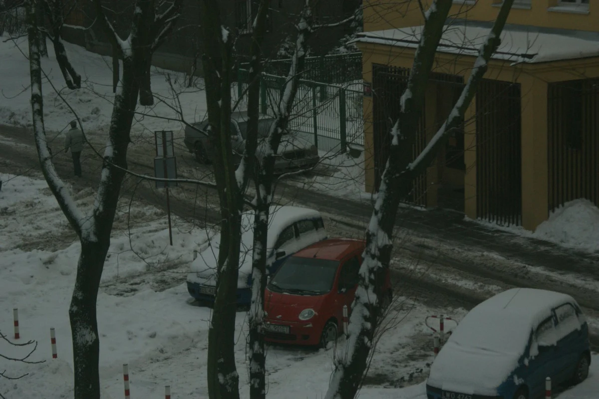 Ponad 20 kolizji odnotowali od rana policjanci drogówki w Łodzi. To trzykrotnie więcej niż w przeciętny, zimowy dzień. A wszystko za sprawą opadów śniegu i marznącej mżawki na południu województwa.