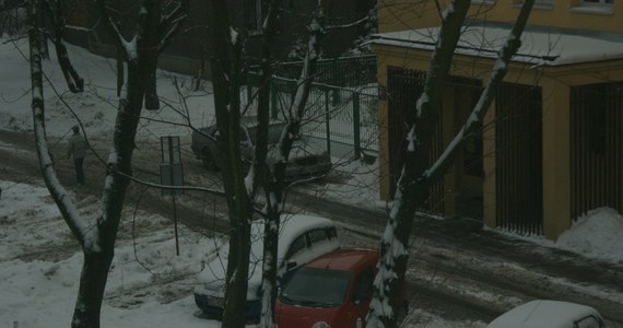 Ponad 20 kolizji odnotowali od rana policjanci drogówki w Łodzi. To trzykrotnie więcej niż w przeciętny, zimowy dzień. A wszystko za sprawą opadów śniegu i marznącej mżawki na południu województwa.