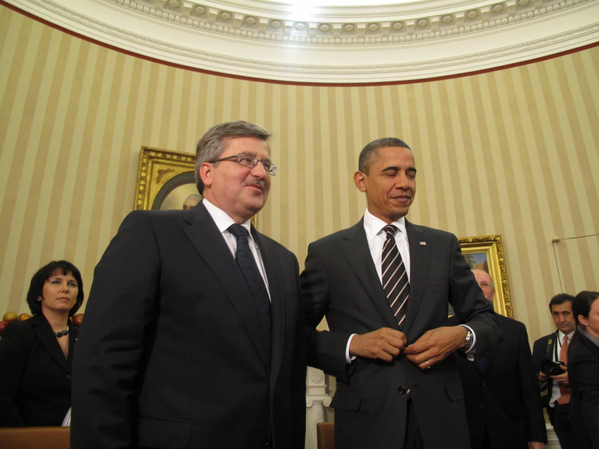 Wizy dla obywateli Polski podróżujących do USA to sprawa bardzo ważna w relacjach z Warszawą - oświadczył amerykański prezydent Barack Obama po spotkaniu z Bronisławem Komorowskim. Dodał, że ma nadzieję, iż ta kwestia zostanie rozstrzygnięta do końca jego kadencji.