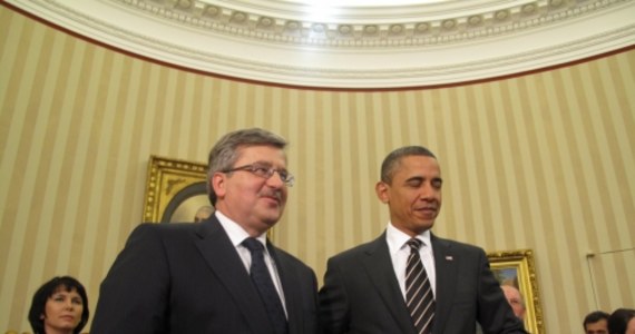 Wizy dla obywateli Polski podróżujących do USA to sprawa bardzo ważna w relacjach z Warszawą - oświadczył amerykański prezydent Barack Obama po spotkaniu z Bronisławem Komorowskim. Dodał, że ma nadzieję, iż ta kwestia zostanie rozstrzygnięta do końca jego kadencji.