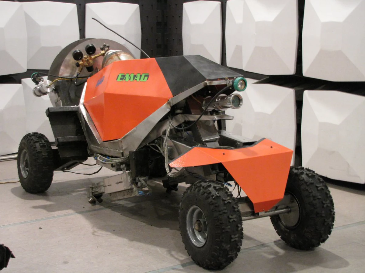 Prototyp mobilnego robota przeznaczonego do penetrowania zagrożonych rejonów kopalń opracowali konstruktorzy z Instytutu Technik Innowacyjnych Emag w Katowicach. To pierwsze takie urządzenie na świecie. Dzięki robotowi będzie można ocenić panujące w kopalni warunki bez narażania życia ratowników.