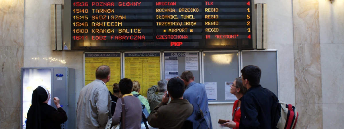 To wielkie wyzwanie dla pasażera odnaleźć nowy rozkład jazdy pociągów na Dworcu Centralnym w Warszawie. W niedzielę PKP wprowadza nowy rozkład. Na dworcach trudno jednak o pełną informację o kursowaniu pociągów po 12 grudnia. Aby dowiedzieć się, o której odjedzie nasz pociąg po niedzieli, trzeba odstać swoje w kolejce do informacji.