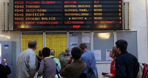 To wielkie wyzwanie dla pasażera odnaleźć nowy rozkład jazdy pociągów na Dworcu Centralnym w Warszawie. W niedzielę PKP wprowadza nowy rozkład. Na dworcach trudno jednak o pełną informację o kursowaniu pociągów po 12 grudnia. Aby dowiedzieć się, o której odjedzie nasz pociąg po niedzieli, trzeba odstać swoje w kolejce do informacji.