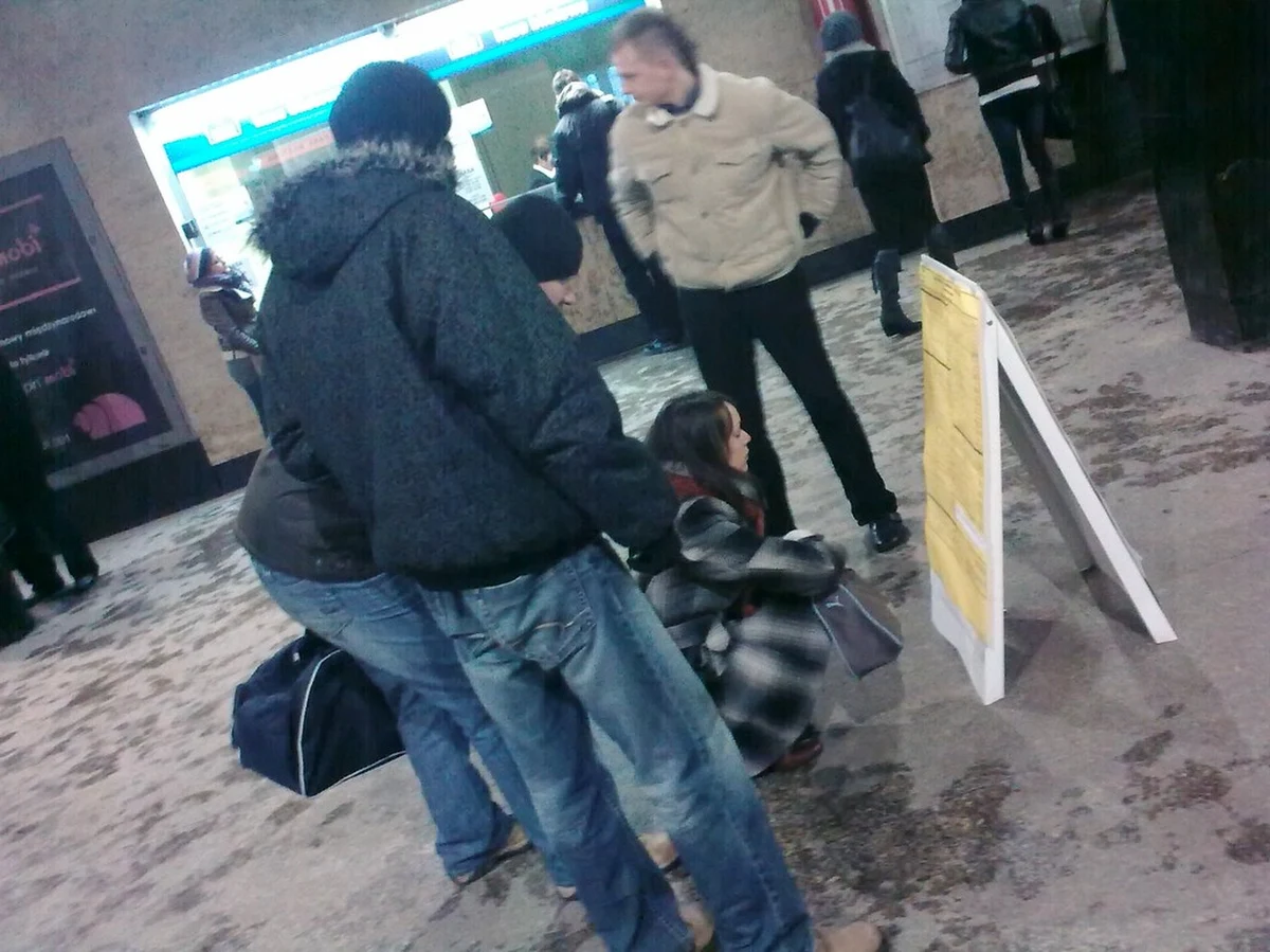 Dziś o północy wchodzi w życie nowy rozkład jazdy pociągów PKP Intercity i PKP Przewozy Regionalne. Wraz z nim na dworcach powinny się pojawić tablice z nowym planem kursowania pociągów. Na większości stacji kolejowych nie ma wywieszonych godzin odjazdów pociągów - ani aktualnych, ani nowych. W godzinach szczytu dworce paraliżują kolejki do informacji.