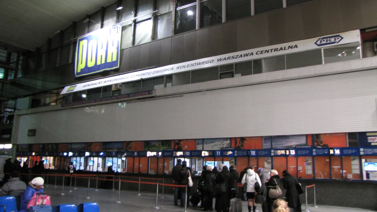 Nowy rozkład jazdy na płocie remontowanego Dworca Centralnego w Warszawie - to jedyny sposób, żeby dowiedzieć się, o której godzinie i z którego peronu odjeżdżają pociągi. Dziś pierwszy dzień roboczy po wprowadzeniu zmian przez PKP.