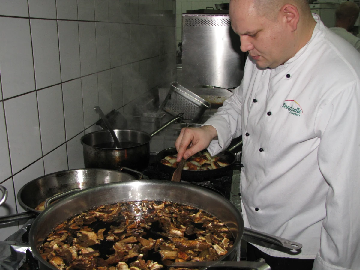 Kotły z barszczem i zupą grzybową oraz tysiące porcji pierogów będą czekać na potrzebujących w niedzielę w Rynku Głównym w Krakowie. Już czternasty raz restaurator Jan Kościuszko razem z RMF FM organizuje wielką wigilię.