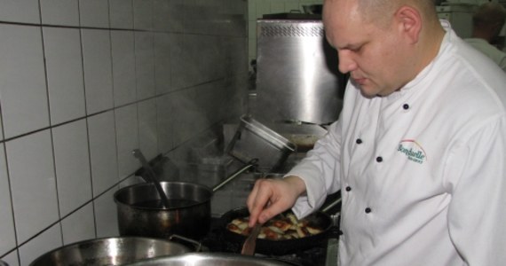 Kotły z barszczem i zupą grzybową oraz tysiące porcji pierogów będą czekać na potrzebujących w niedzielę w Rynku Głównym w Krakowie. Już czternasty raz restaurator Jan Kościuszko razem z RMF FM organizuje wielką wigilię.