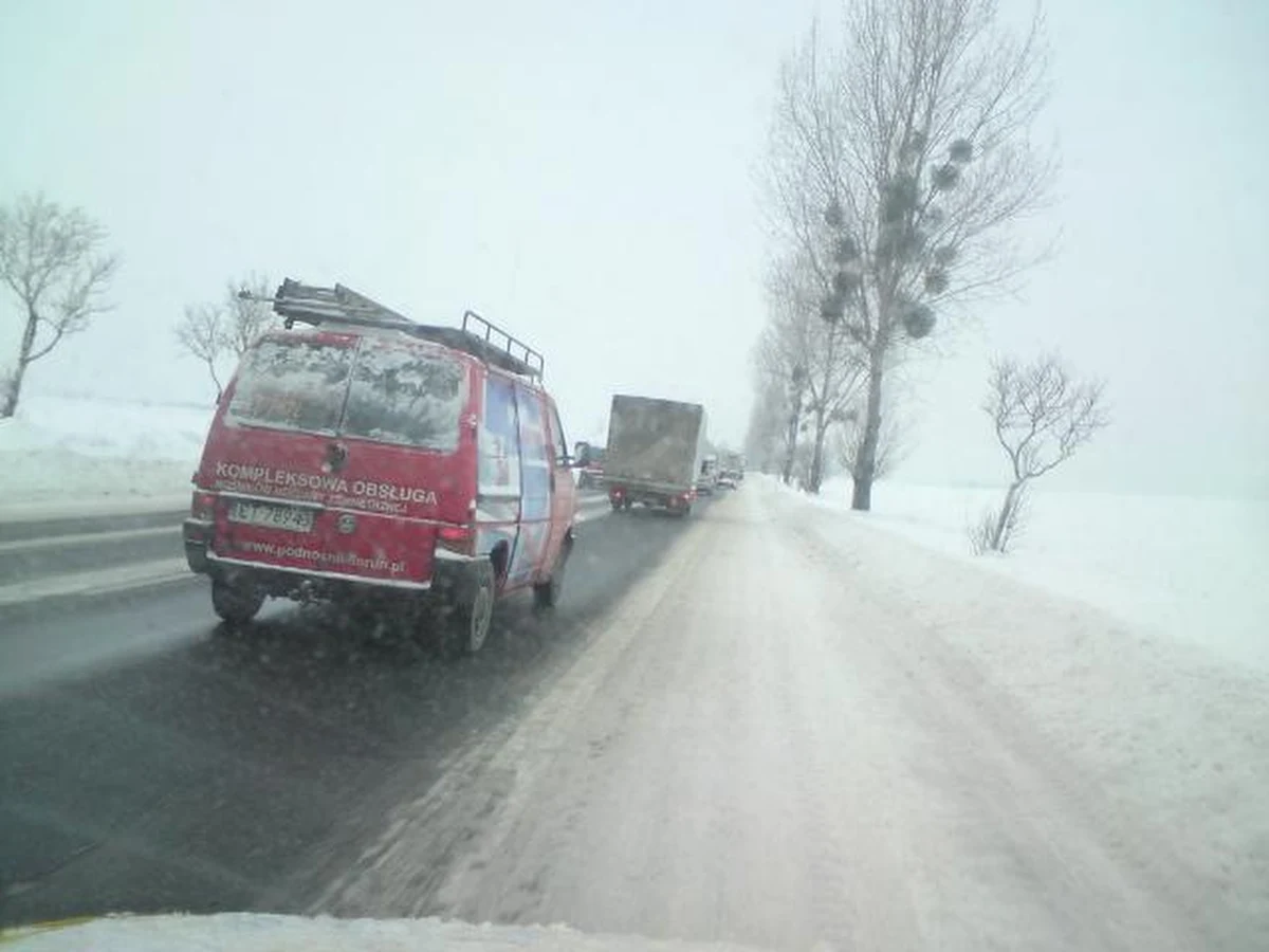 Duże utrudnienia w ruchu na drogach w dużej części kraju. Najgorzej jest na trasach wzdłuż zachodniej granicy. W nocy spadło tam 30 centymetrów śniegu. Ogromne korki tworzą się na autostradzie A2, a także na trasie Katowice -Tychy - Bielsko Biała, czyli drodze krajowej nr 86. Natomiast na autostradzie A4 między Wrocławiem a Opolem jest bardzo ślisko.