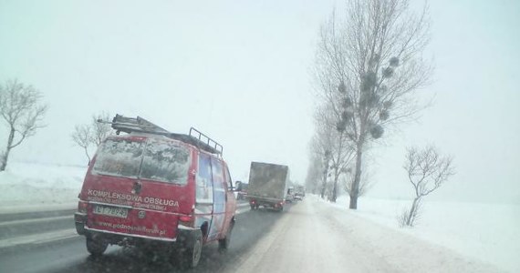 Duże utrudnienia w ruchu na drogach w dużej części kraju. Najgorzej jest na trasach wzdłuż zachodniej granicy. W nocy spadło tam 30 centymetrów śniegu. Ogromne korki tworzą się na autostradzie A2, a także na trasie Katowice -Tychy - Bielsko Biała, czyli drodze krajowej nr 86. Natomiast na autostradzie A4 między Wrocławiem a Opolem jest bardzo ślisko.