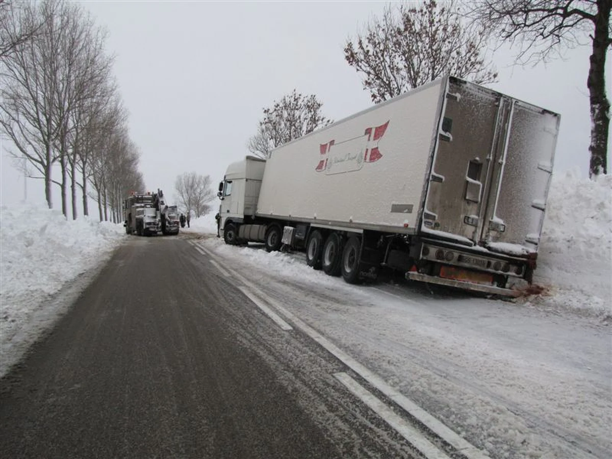 Ostrzeżenie dla mieszkańców Zachodniopomorskiego: przez całą dobę w regionie mogą utrzymywać się zawieje i zamiecie śnieżne. To one doprowadziły przedwczoraj do 40-kilometrowego korka na krajowej "11" Kołobrzeg - Koszalin. Jak donosi reporter RMF FM Tomasz Fenske, trasa w rejonie Ustronia Morskiego jest wciąż bardzo niebezpieczna.