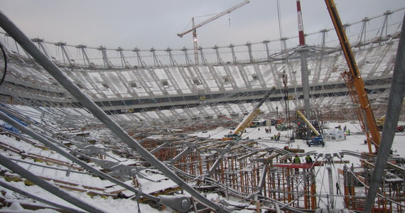 Trwa jedna z najbardziej skomplikowanych operacji na budowie Stadionu Narodowego - podnoszenie linowej konstrukcji dachu. Do 4 stycznia za pomocą 72 stalowych lin 70-metrowa iglica podniesiona zostanie na wysokość 34 metrów nad poziomem boiska.