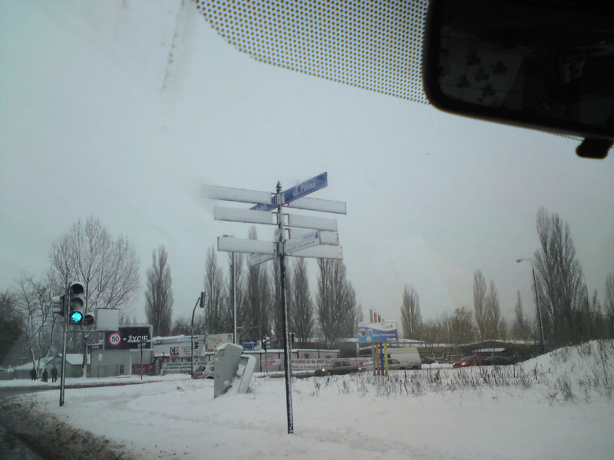 Odśnieżamy drogi, chodniki, a znaki drogowe? O nich zwykle się nie pamięta, a przecież pokryte śniegiem mogą być bardzo groźne. Przykład z Torunia, w którym - jak informuje reporter RMF FM Tomasz Fenske - kierowcy ciężarówek już dwukrotnie nie zauważyli zaśnieżonych tablic informujących o objeździe i sparaliżowali lewobrzeżną część miasta.
