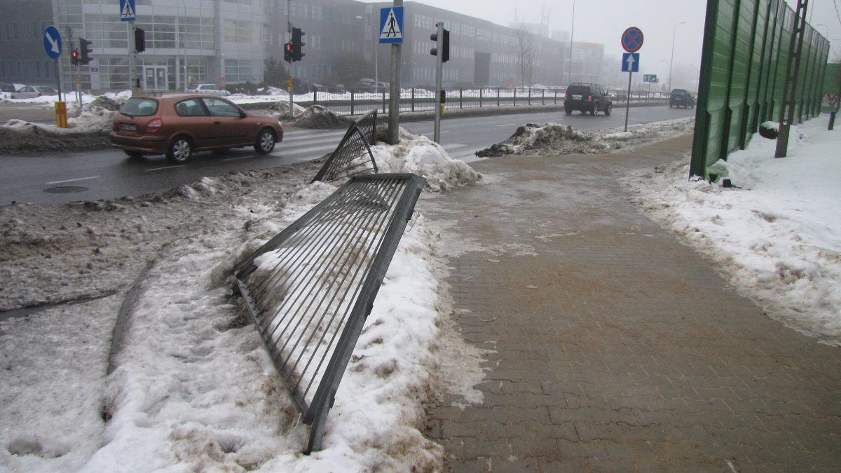 Poseł Andrzej Celiński twierdzi, że to jego towarzyszka życia prowadziła samochód, który staranował barierki i uderzył w ekran dźwiękoszczelny na Ursynowie. Kobieta została ukarana mandatem - dowiedział się dziennikarz RMF FM Roman Osica.