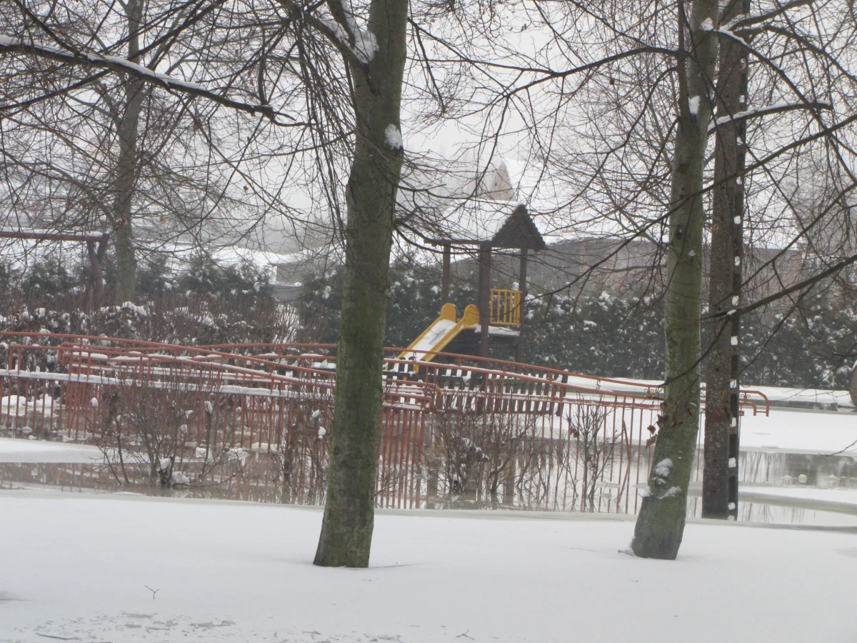 Mróz w nocy, plus jeden stopień w dzień. Takiej pogody życzą sobie zalewani przez Noteć mieszkańcy wielkopolskiego Wielenia. Rzeka wdarła się do piwnic pięciu budynków położonych przy parku miejskim. Zalała też sam park. Ciepło rozpuszcza zator lodowy, zimno hamuje spływ wody do koryta.