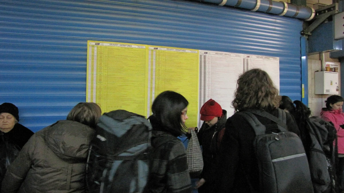 Na tłok, stres i bieganinę muszą przygotować się podróżni, którzy próbują wyjechać dziś z warszawskiego Dworca Centralnego. Przedświąteczną gorączkę potęguje remont i zamknięcie dwóch z ośmiu torów.