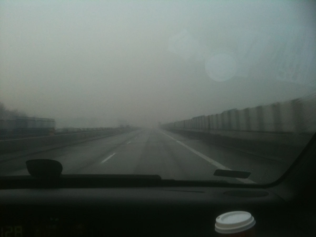 Na Śląsku doszło już do ponad 90 kolizji i stłuczek. Poruszanie się po drogach utrudnia przede wszystkim mgła - ostrzega reporter RMF FM. Najpierw jedziemy odcinkiem, gdzie widoczność jest dobra a za chwilę widać już tylko kilka metrów przed maską samochodu. 
