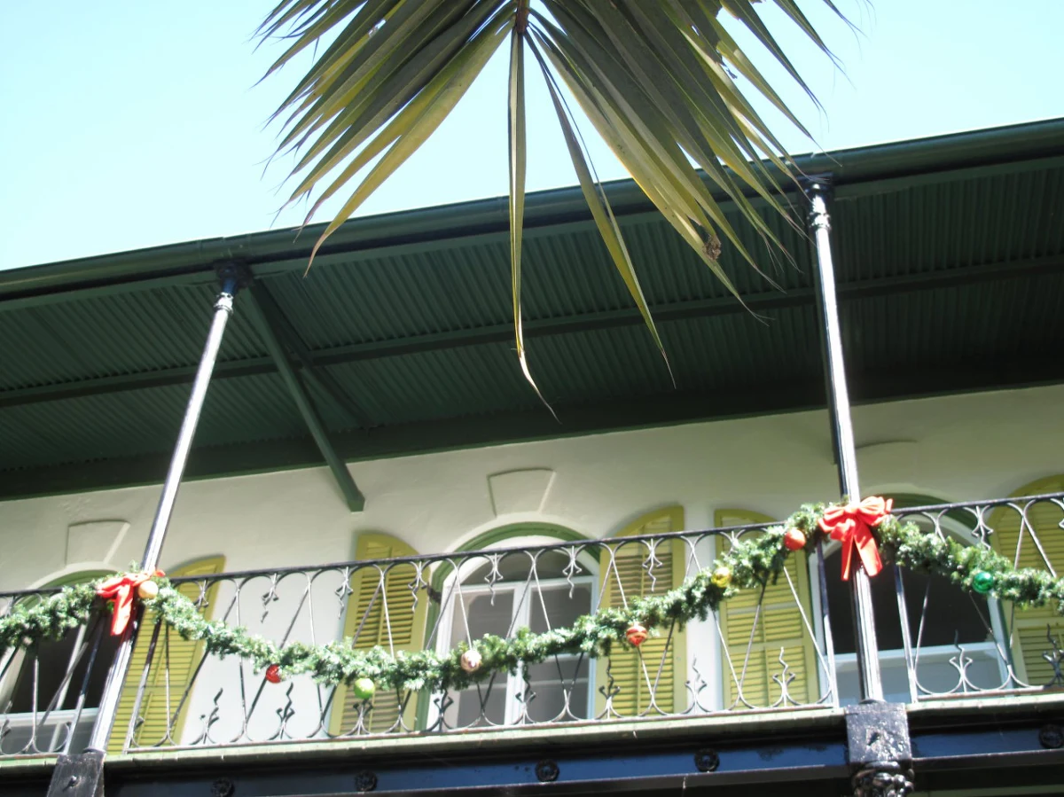 Tłumy turystów na Key West odwiedzają dom Ernesta Hemingwaya. Boże Narodzenie to czas, kiedy najwięcej osób zwiedza słynny budynek w którym żył i tworzył Noblista oraz laureat nagrody Pulitzera.