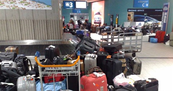 Największy od ponad ćwierć wieku "chaos bagażowy" na paryskim lotnisku De Gaulle'a. Piętrzą się tam stosy aż ponad 50 tysięcy "bezpańskich" walizek zagubionych w czasie świat z powodu śniegowego paraliżu organizacyjnego tego wielkiego portu lotniczego.