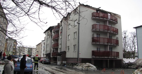 Budynek przy ul. Sierpowej w Szczecinie w którym dziś w nocy niemal doszczętnie spłonęło 9 mieszkań, zapalił się od fajerwerków - tak twierdzą okoliczni mieszkańcy, naoczni świadkowie pożaru. Straty mogłyby być dużo mniejsze gdyby straż pożarna mogła bez problemu dojechać do budynku.