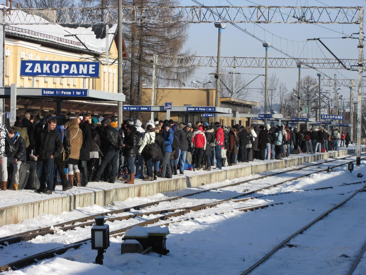 Posylwestrowe wyjazdy z Zakopanego rozpoczęły sie na dobre. Na zakopiance ustawił się już kilkukilometrowy korek. Tłoczno jest również na zakopiańskim dworcu - wielu turystów liczyło, że jeśli pojawią się wcześniej, na kilkadziesiąt minut przed podstawieniem pociągu, to uda się zająć miejsce w wagonie.
