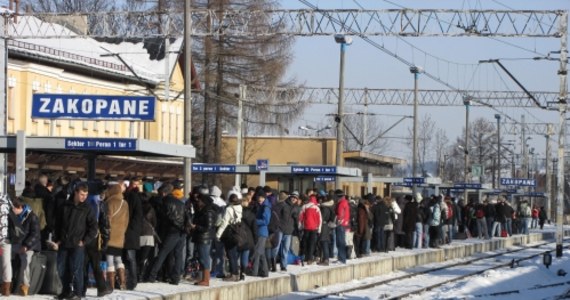 Posylwestrowe wyjazdy z Zakopanego rozpoczęły sie na dobre. Na zakopiance ustawił się już kilkukilometrowy korek. Tłoczno jest również na zakopiańskim dworcu - wielu turystów liczyło, że jeśli pojawią się wcześniej, na kilkadziesiąt minut przed podstawieniem pociągu, to uda się zająć miejsce w wagonie.