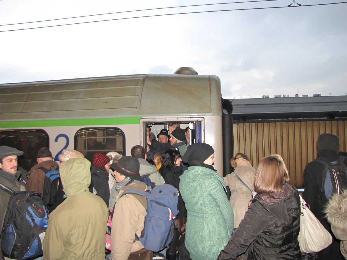 Na kolei trwa dramat związany z falą powrotów po świętach i Sylwestrze. Na Gorącą Linię RMF FM dostajemy coraz więcej sygnałów o przepełnionych pociągach, do których nie da się wsiąść. Rzeczniczka PKP Intercity uważa, że taka kumulacja powrotów to rzecz normalna i nic na nią nie można poradzić.