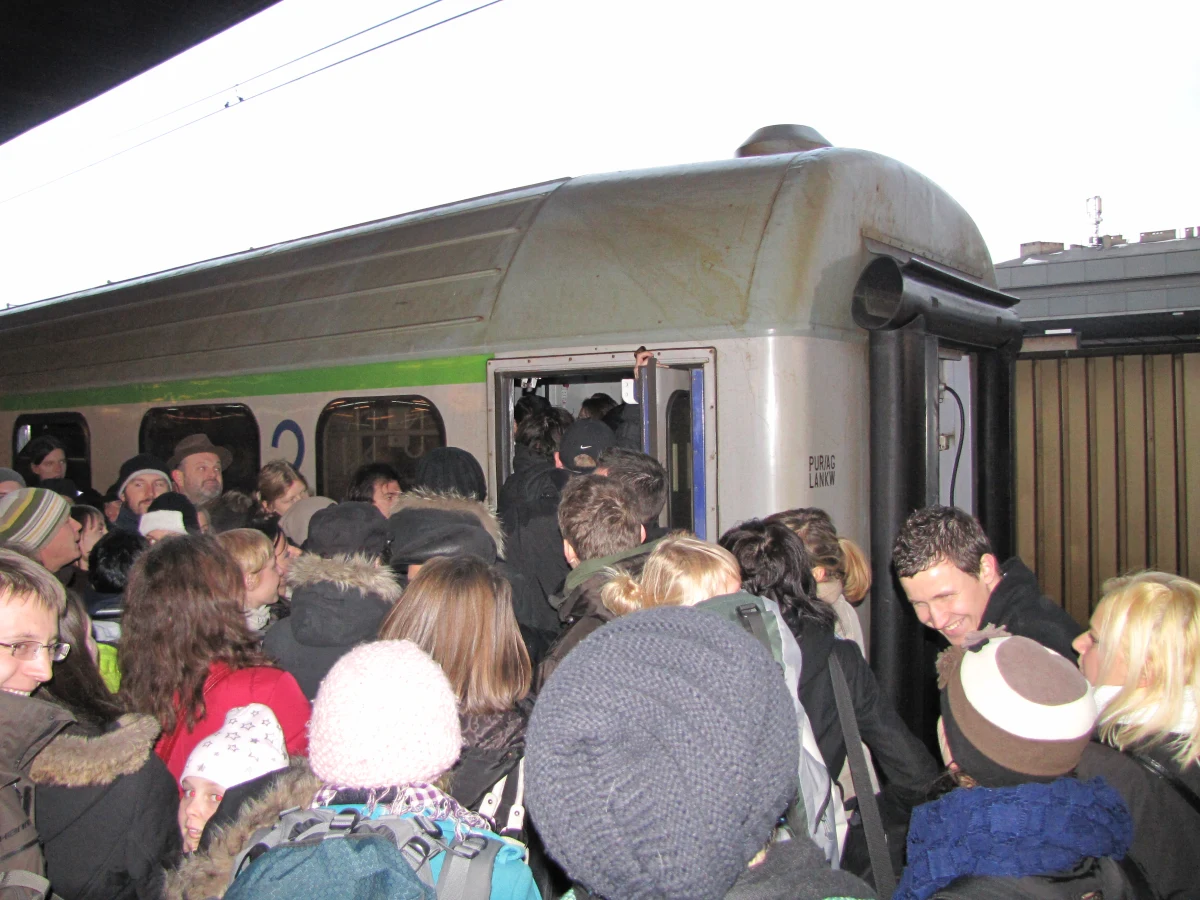 Polska kolej w najmniejszym stopniu nie zdała egzaminu z przewozu pasażerów po świętach i sylwestrze. W niedzielę wrażenia na nikim nie robiły już spóźnienia. Składy były wypełnione pasażerami po brzegi, oczekujący na pociąg, oglądali jak odjeżdża i czekali na kolejny, a ci, którzy ruszyli w podróż, spędzili ją w przejściu między wagonami lub w toalecie.