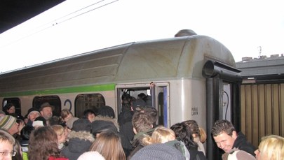 Klęska polskiej kolei: Powrót z sylwestra w toalecie lub między wagonami