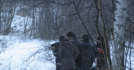 Ciało dziewczynki znalezionej w lesie w Chlewiskach w Kujawsko-Pomorskiem na razie nie zostanie pokazane rodzinie zaginionej Eweliny - dowiedział się reporter RMF FM Tomasz Fenske. Wiele wskazuje na to, że chodzi o poszukiwaną od miesiąca 14-latkę ze Służewa. Wyjaśnią to jednak dopiero testy DNA.