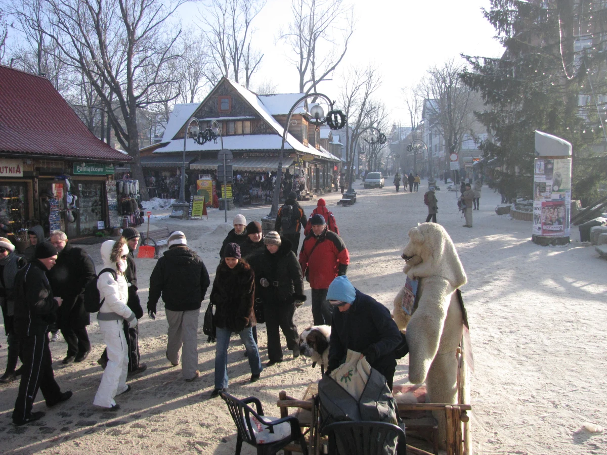 Polacy po raz pierwszy od pół wieku mają wolne w Trzech Króli. To oznacza dodatkową szansę na długi weekend. A jak się postarać, nawet na dwa długie weekendy - razem z sylwestrem. Wystarczyło wziąć 4 dni urlopu, by mieć 9 dni wolnego. I spędzić je na przykład w polskich górach. Wiele osób przegapiło jednak tę okazję.