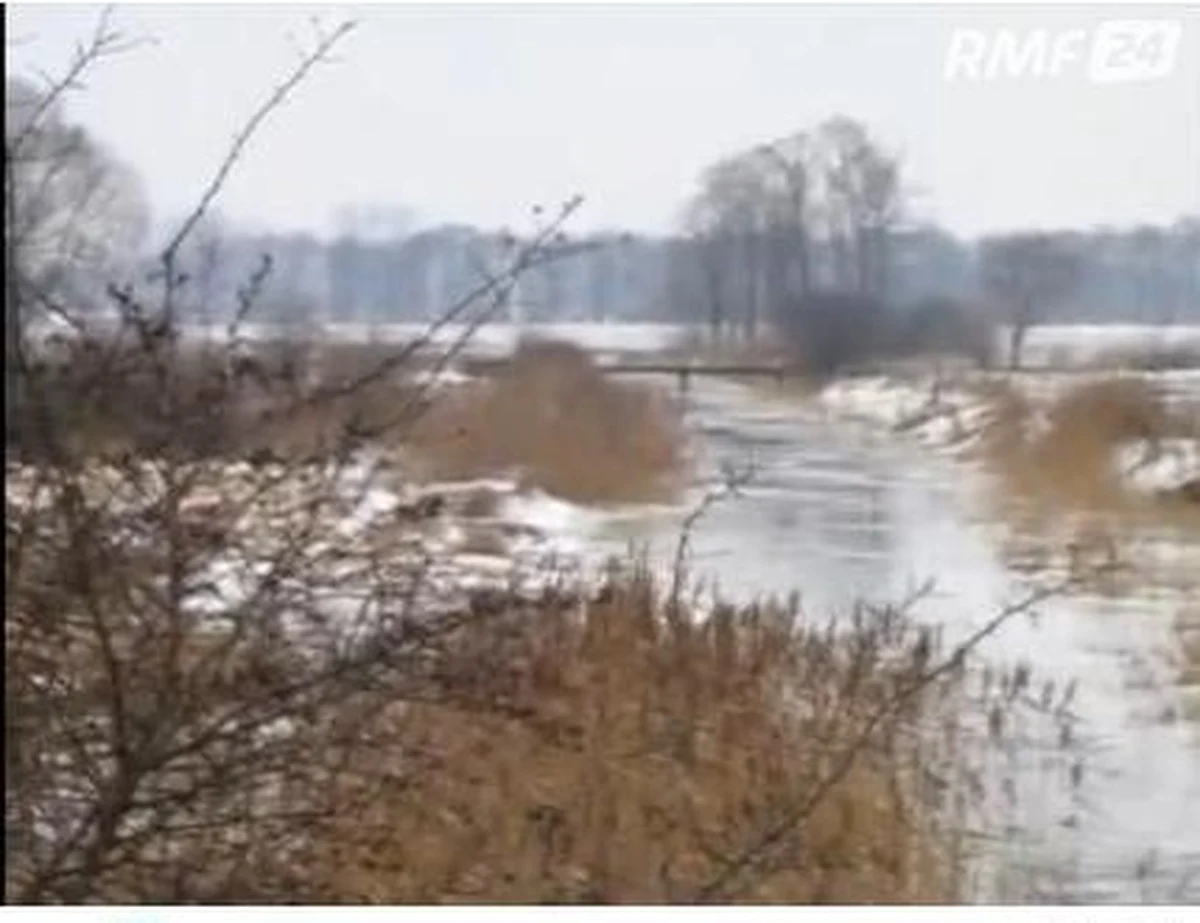 Kilkanaście domów i budynków gospodarczych we Włostowicach koło Piątku w Łódzkiem jest zagrożonych podtopieniami. Gospodarstwa toną w wodzie, bo dwa dni dodatnich temperatur spowodowały silne roztopy w centrum Polski.