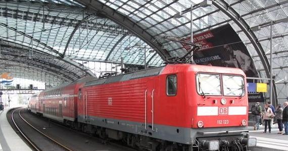 Wieloletnia polityka oszczędnościowa niemieckich kolei Deutsche Bahn (DB) to jedna z przyczyn grudniowego chaosu w komunikacji kolejowej w Niemczech - przyznał minister transportu Peter Ramsauer. Szef DB Ruediger Grube zapowiedział nowe inwestycje w tabor i infrastrukturę.