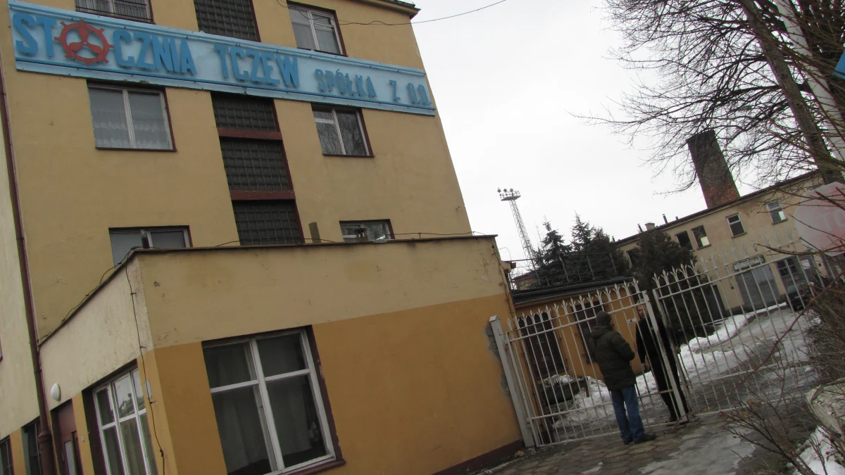 Stoczniowcy z Tczewa na Pomorzu nie dostają pensji od października. Cała załoga podjęła więc decyzję o skierowaniu pozwów o wypłatę zaległych wynagrodzeń do sądu pracy. Stocznia Tczew specjalizuje się w budowie holowników. Jeszcze na początku lat dwutysięcznych  należała do państwa.