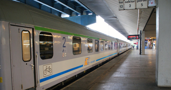 Nawet 30 pociągów Intercity może zniknąć z rozkładu jazdy 1 marca. Spółka szuka w ten sposób wagonów do wydłużenia pozostałych składów. Likwidacją zagrożone są połączenia z Warszawy do Białegostoku, Lublina i Bydgoszczy. Podróżnym z tych miast od 1 marca trudniej będzie dojechać do stolicy.