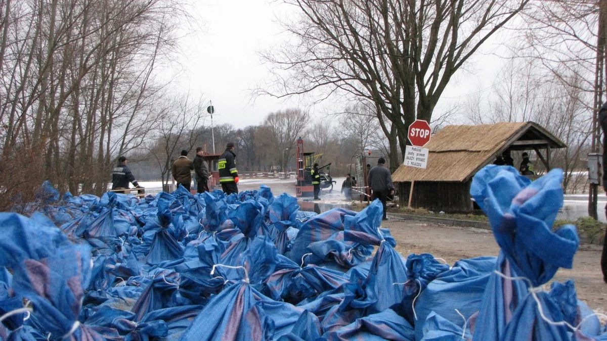 Trwa walka o Ostrówek - wieś koło Kruszwicy w Kujawsko-Pomorskiem. Położona na niewielkim wzniesieniu miejscowość została kompletnie odcięta od świata przez jezioro Gopło. Transport jest możliwy tylko łodziami i przy pomocy wojskowej amfibii. Woda ciągle się podnosi, więc żołnierze i strażacy stale dowożą worki z piaskiem.