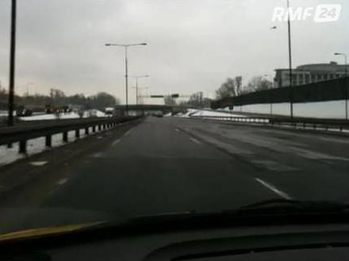 Na najdroższej trasie w Polsce, czyli drodze ekspresowej S8 w Warszawie do długiej listy niedoróbek możemy dopisać jeszcze jedną: brak poprawnego oznakowania. Setki kierowców, którzy od dwóch dni jadą w  kierunku Krakowa i Katowic, nagle orientują się, że wjechali na nową ekspresówkę do Poznania.