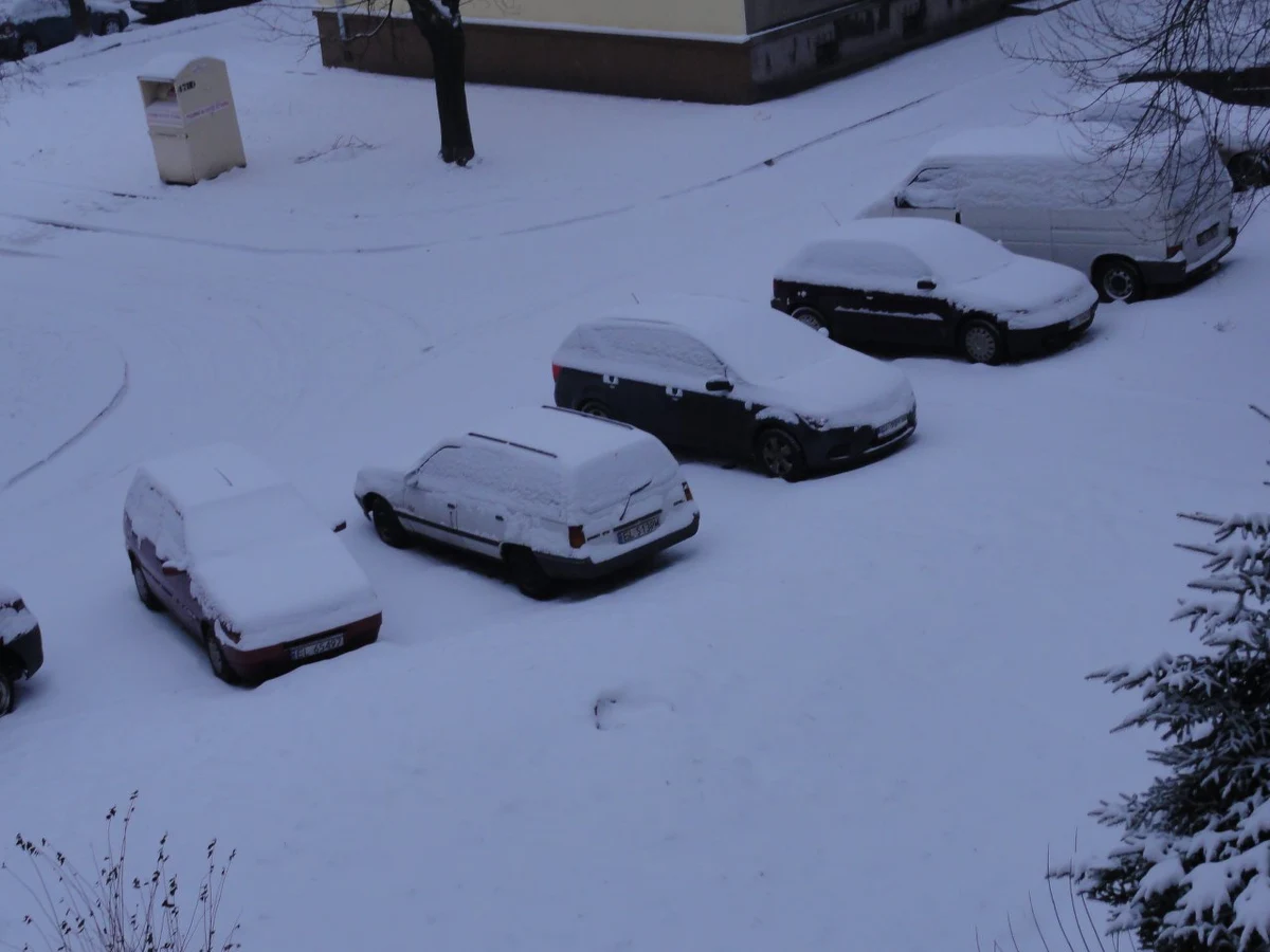 Kilkanaście centymetrów śniegu, które spadły w nocy, sparaliżowały Łódź. Ulice są białe i śliskie - informuje reporterka RMF FM Agnieszka Wyderka.