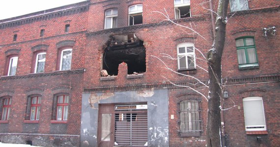 Inspektorzy nadzoru budowlanego sprawdzają, czy budynek przy ulicy Chełmońskiego w Zabrzu nadaje się do zamieszkania. W nocy doszło tam do silnego wybuchu i pożaru. Zginęła jedna osoba, a 26 ewakuowano. Według wstępnych ustaleń, przyczyną tragedii był wybuch gazu.