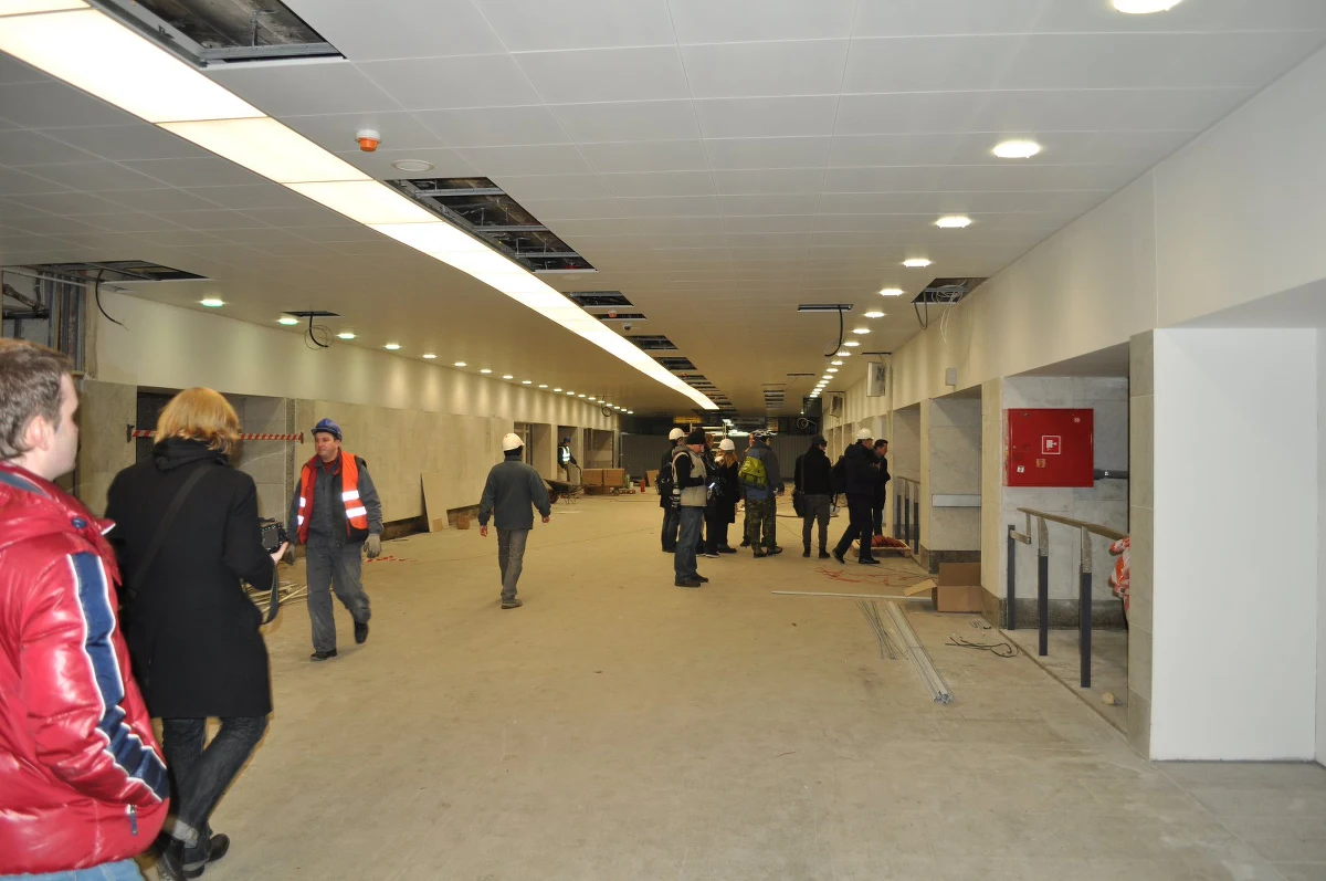 Remont Dworca Centralnego w Warszawie nabiera tempa. Dwa perony będą gotowe na wiosnę, choć tylko w połowie. Część hali głównej, również mocno pojaśniała. Wykonawca wymienia wszystkie instalacje i oświetlenie. Kasy zostaną przeniesione, a na piętrze znajdzie się miejsce dla barów oraz obiektów sportowych.