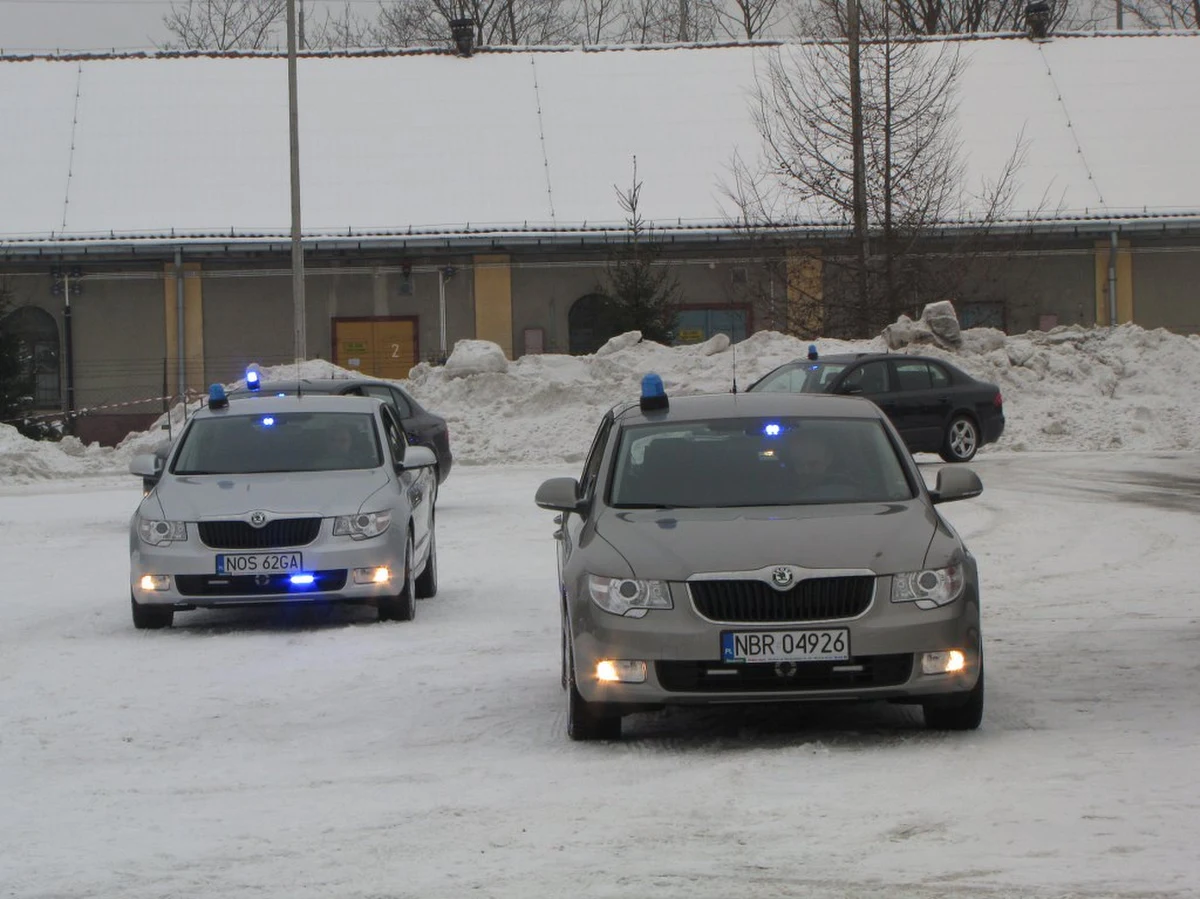 Policjanci z Warmii i Mazur dostali nowe, luksusowe limuzyny. Zakup 12 pojazdów, z których każdy kosztował prawie 140 tysięcy złotych, sfinansowała Unia Europejska. Samochody są nieoznakowane, za to szybkie i wyposażone w wideorejestratory.