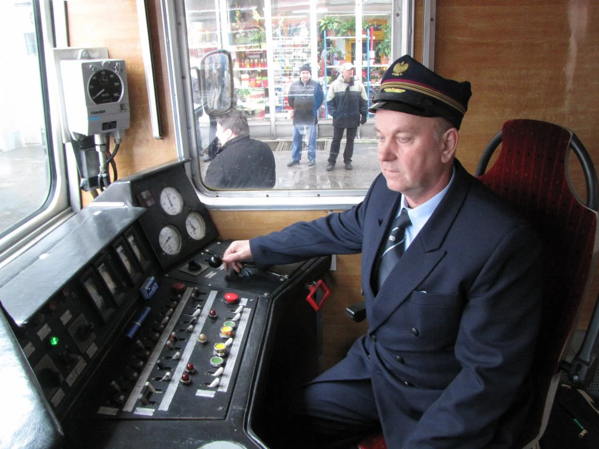 30 lat temu łatwiej było zdążyć na czas - wspomina najstarszy maszynista na Warmii i Mazurach. Dziś pan Bogdan Pałżewicz wykonał swój ostatni kurs. W wieku 60 lat przechodzi na emeryturę. Zazwyczaj maszyniści kończą pracę jeszcze wcześniej, z powodu problemów ze wzrokiem.